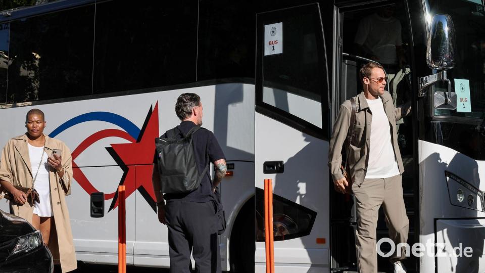 Manuel Neuer steigt aus dem DFB-Bus in Chicago. Bild: Christian Charisius/dpa