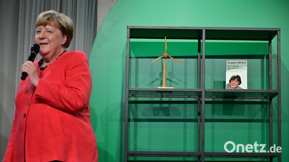 Angela Merkel (CDU), Bundeskanzlerin a.D. und ehemalige Bundesumweltministerin, spricht auf der Bühne beim Festakt „Seit 40 Jahren NaturVerbunden“ zum 40. Jubiläum des Bundesumweltministeriums im Café „Moskau“, während im Hintergrund ihr Buch mit dem Titel „Der Preis des Überlebens“ zu sehen ist. Bild: Sebastian Christoph Gollnow/dpa
