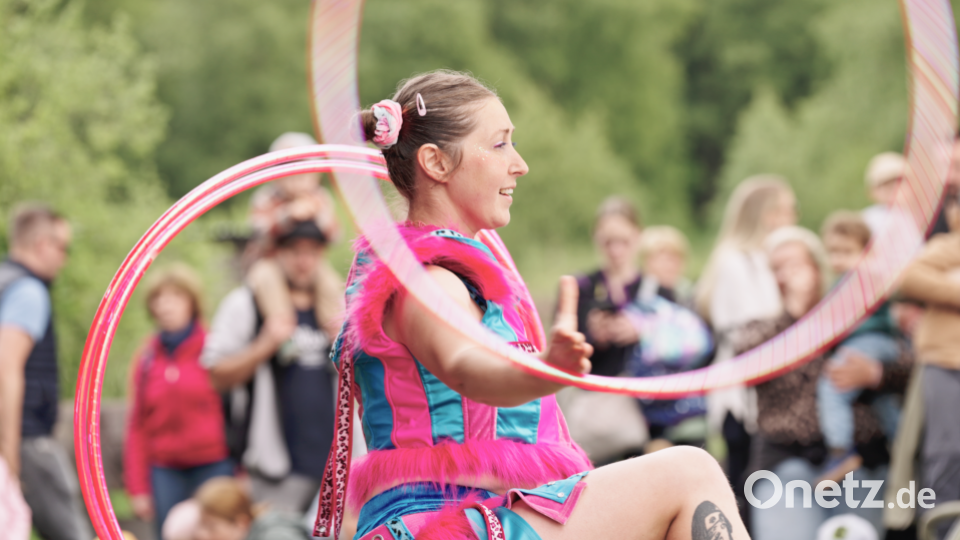 Neun Hula-Hoop-Reifen gleichzeitig lässt Alessandra Azzaro aus Italien an ihrem Körper wirbeln und drehen. Bild: Alessandro Azzaro