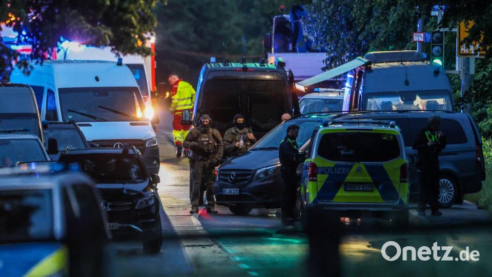 Auch ein Spezialeinsatzkommando (SEK) rückte an. Bild: Christoph Reichwein/dpa