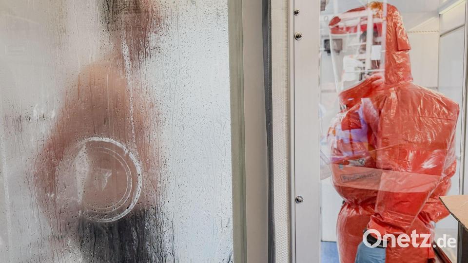 Bevölkerungsschutzübung resConEx ’26 in Köln: Statist bei CBRN-Übung dekontaminiert Bild: Benjamin Westhoff/dpa