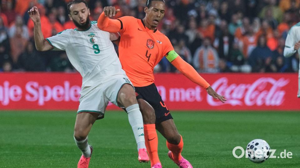 Zähes Ringen: Die Niederlande um Kapitän Virgil van Dijk (re., hier gegen Amine Gouiri) tat sich gegen Algerien schwer. Bild: Patrick Post/AP/dpa