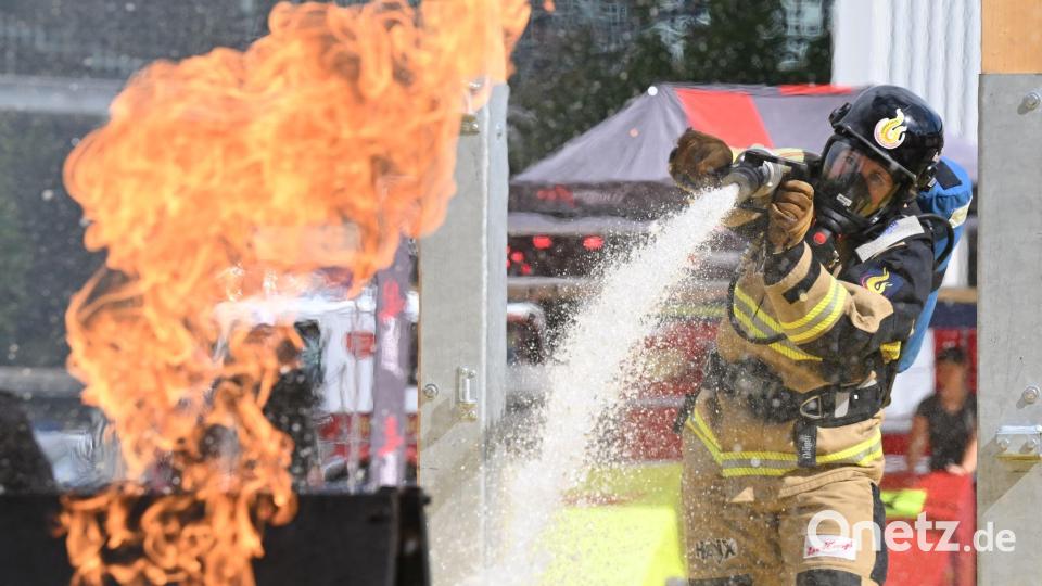 Firefit-EM auf der Interschutz in Hannover: Feuerwehrfrau im Löscheinsatz Bild: Julian Stratenschulte/dpa