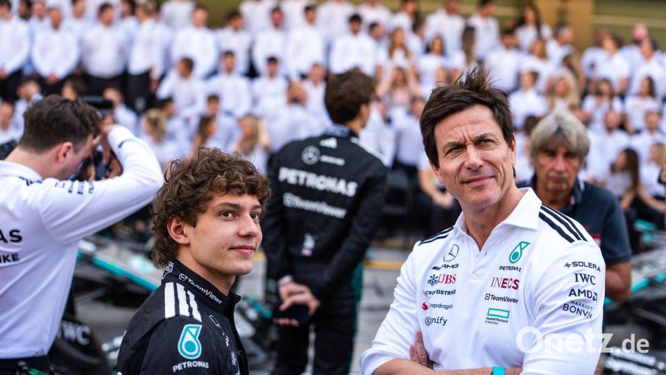 Mercedes-Teamchef Toto Wolff (r) will nicht per Stallorder eingreifen. (Archivbild) Bild: Luca Martini/SOPA Images via ZUMA Press Wire/dpa