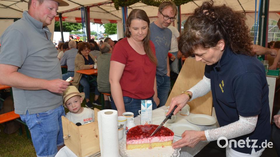 Julia Braun schneidet ein Stück fruchtigen Himbeerkuchen ab. Unzählige Kuchen gingen an diesem Nachmittag an die Gäste. Bild: Elisabeth Dobmayer