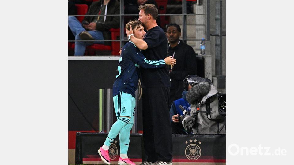 Bundestrainer Julian Nagelsmann schließt Team-Youngster Lennart Karl in die Arme. (Archivbild) Bild: Tom Weller/dpa