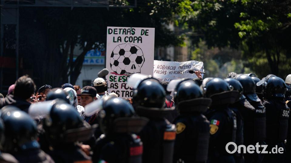 Verschiedene Gruppierungen demonstrieren seit Tagen in Mexiko vor der Eröffnung der WM. (Archivbild) Bild: Fernando Llano/AP/dpa