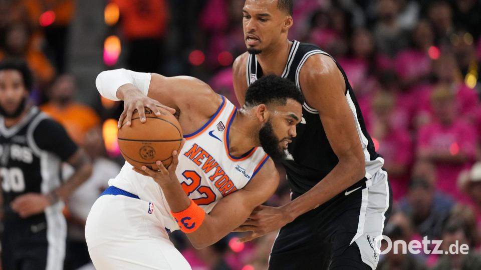 Karl-Antony Towns (links) arbeitete hart und erfolgreich gegen Victor Wembanyama. Bild: Eric Gay/AP/dpa