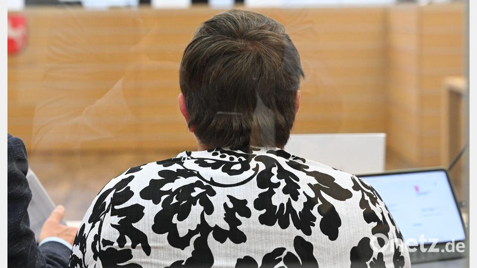 Eine der vier Angeklagten im Landgericht Braunschweig. Sie soll die Forderungen der mitangeklagten Betreiber in einem Harzer Heim umgesetzt haben. Bild: Julian Stratenschulte/dpa
