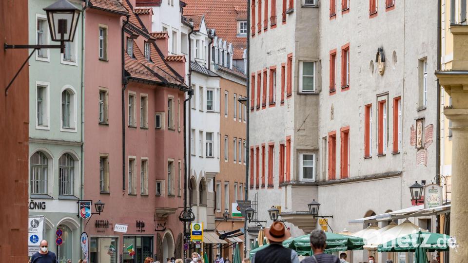 Regensburg ist bekannt für seine Altstadt mit verwinkelten, idyllischen Gassen. (Archivbild) Bild: Armin Weigel/dpa