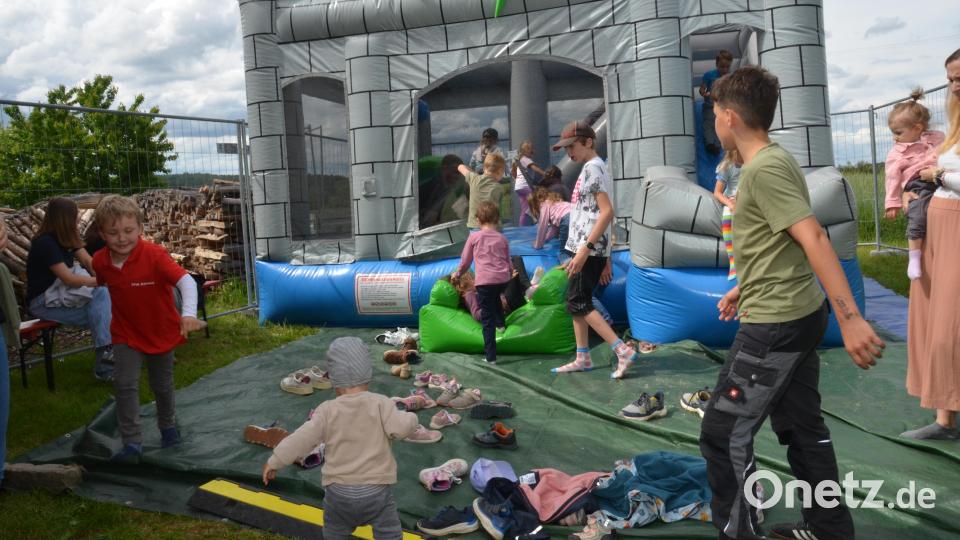 Ein echter Anziehungspunkt war die große Hüpfburg mit ihren markanten Zinnen. Dort herrschte den ganzen Nachmittag über reger Betrieb. Die Kinder tobten ausgelassen, lachten und genossen das Fest auf ihre ganz eigene Weise. Bild: Elisabeth Dobmayer