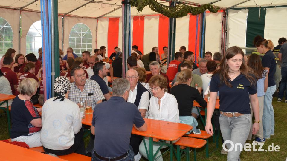 Besser hätten es die Verantwortlichen der Feuerwehr Oberlind kaum treffen können: Bei meist strahlendem Sonnenschein und angenehmen Temperaturen verwandelte sich der Dorfplatz an der alten Linde am Fronleichnamstag in einen lebendigen Treffpunkt für Jung und Alt. Bild: Elisabeth Dobmayer