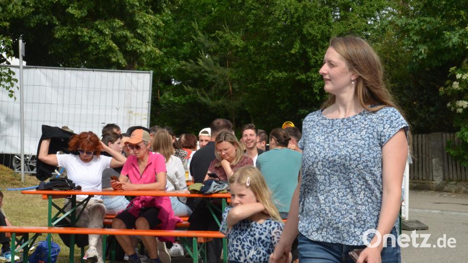 Wenn die Oberlinder Feuerwehr traditionell am Fronleichnamstagnachmittag zum Dorffest einlädt, dann sind die Plätze bald belegt. Bild: Elisabeth Dobmayer