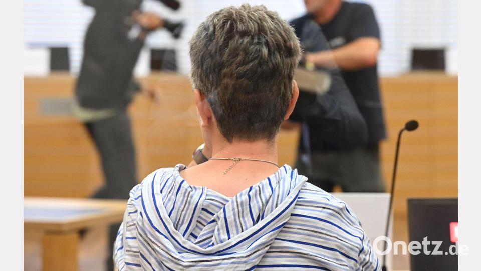 Eine der vier Angeklagten im Landgericht Braunschweig. Sie soll für die Straftaten der Mitangeklagten Beihilfe geleistet haben. Bild: Julian Stratenschulte/dpa