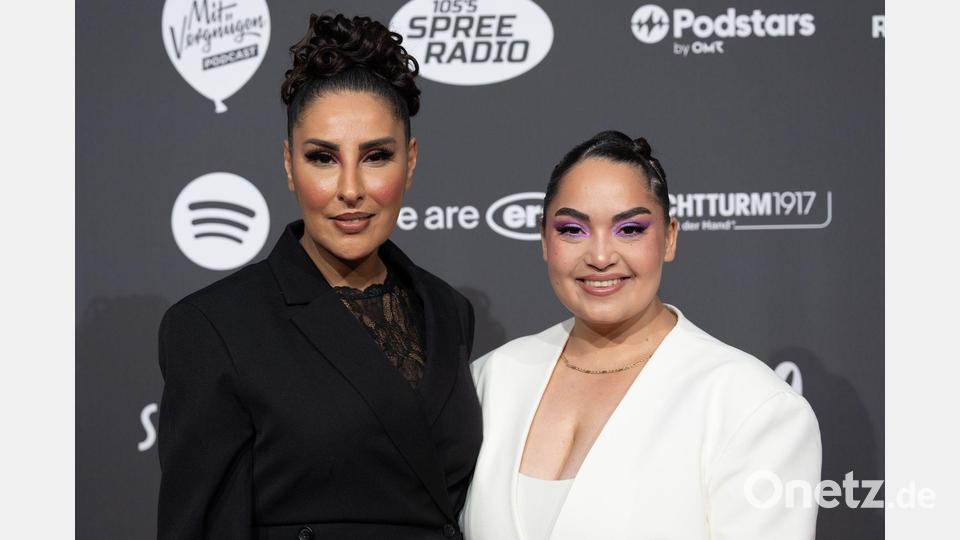 Senna Gammour und Bahar Kizil sind in ihrem Podcast zu hören - und zu sehen. Bild: Soeren Stache/dpa