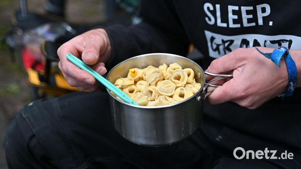 Für typisches Festival-Essen wie Dosensuppen, Fertiggerichte und Cornflakes müssen die Festivalgänger tiefer in die Tasche greifen. Archivbild: Leonie Asendorpf/dpa