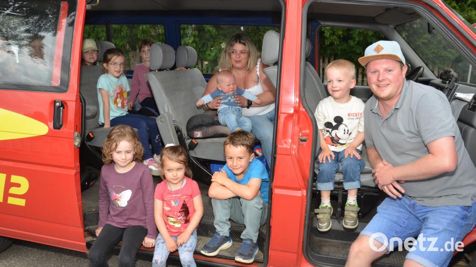 Kaum war eine Rundfahrt im Mannschaftsbus der Feuerwehr beendet, warteten bereits die nächsten Mitfahrer. Bild: Elisabeth Dobmayer