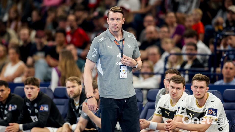 Kiels Trainer Filip Jicha steht am Spielfeldrand. (Archivbild) Bild: Philipp Szyza/dpa