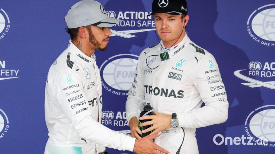„Krieg der Sterne“: Lewis Hamilton (l) und Nico Rosberg lieferten sich einen knallharten Zweikampf. (Archivbild) Bild: Diego Azubel/EPA/dpa