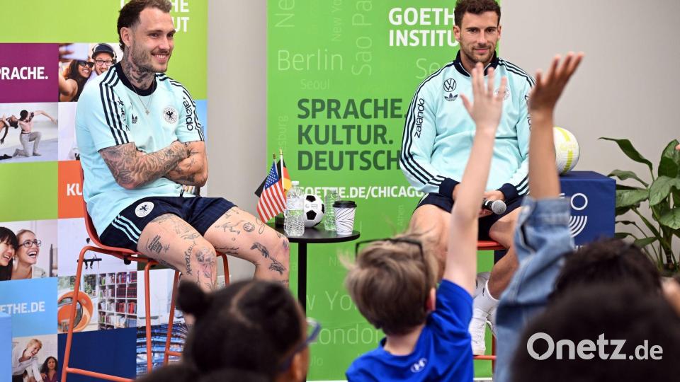 Leon Goretzka (l.) und David Raum (r.) beantworten Fragen von Kindern im Goethe-Institut in Chicago. Bild: Federico Gambarini/dpa
