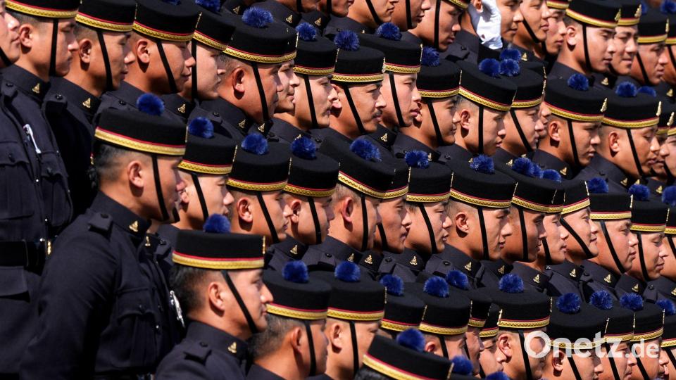 Das King's Gurkha Artillery Regiment bereitet sich auf das Gruppenfoto während des Besuchs von König Charles III. bei der King's Gurkha Artillery vor. Bild: Aaron Chown/PA Wire/dpa