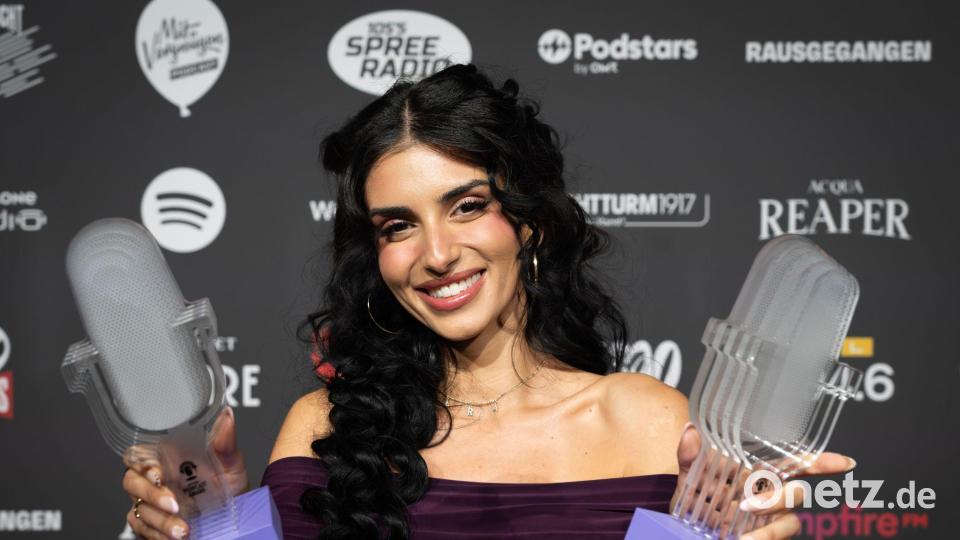 „Take Me Späti“-Moderatorin Sara Arslan sahnte beim Deutschen Podcast Award ab. Bild: Soeren Stache/dpa