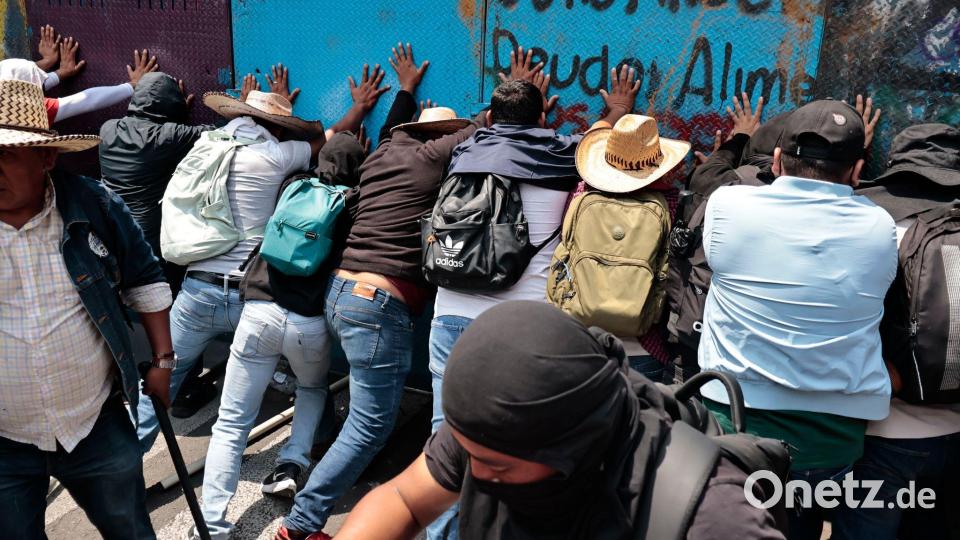 Streikende Lehrer warnen: Ohne Lösung, rollt der Ball nicht. (Archivbild) Bild: Josue Perez/ZUMA Press Wire/dpa