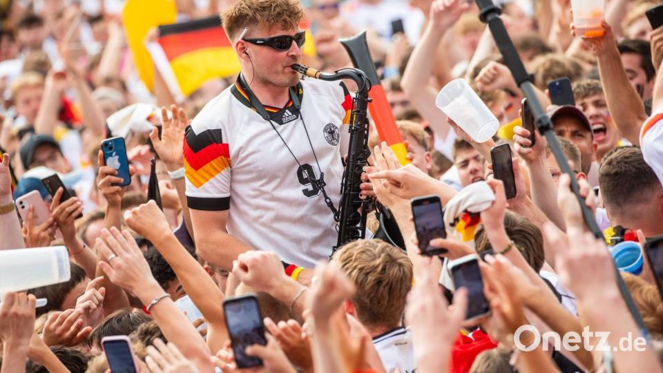 Schnura und das Saxofon: Ein Ballermann-Hit zur WM Bild: Christoph Schmidt/dpa