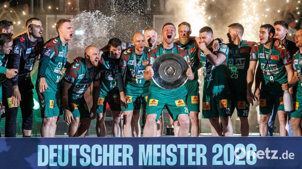 Die Magdeburger Mannschaft feiert den Meisterschaftstitel der Handball-Bundesliga. Bild: Andreas Gora/dpa