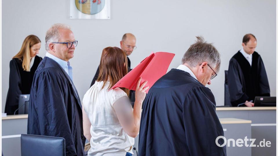Die Angeklagte schweigt bislang zu den Vorwürfen. Bild: Jens Büttner/dpa