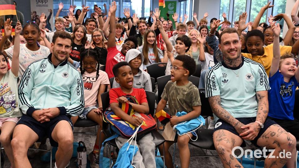 Leon Goretzka (l.) und David Raum (r.) beantworten Fragen von Kindern im Goethe-Institut in Chicago. Bild: Federico Gambarini/dpa