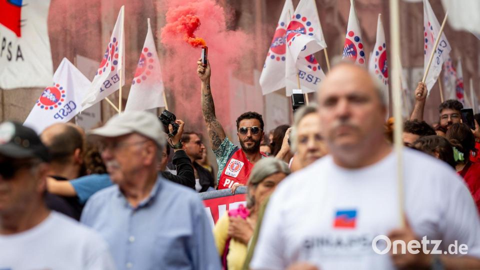 Ein Demonstrant hebt eine rote Fackel während eines eintägigen Generalstreiks und Protests in Porto gegen die geplante Arbeitsmarktreform der konservativen Regierung in Portugal. Bild: Diogo Baptista/SOPA Images via ZUMA Press Wire/dpa