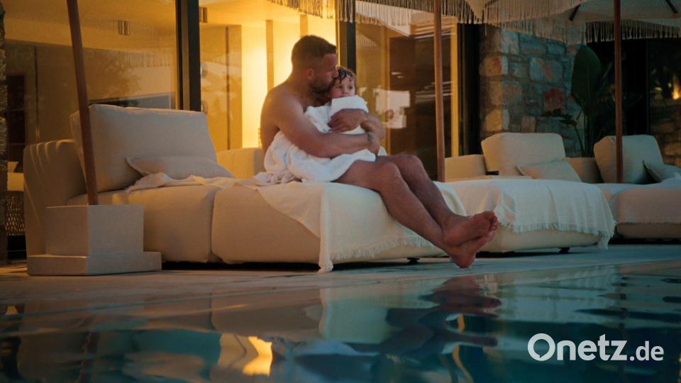 Podolski zeigt in der Doku private Einblicke, etwa mit seiner kleinen Tochter Ella. Bild: -/netflix/dpa