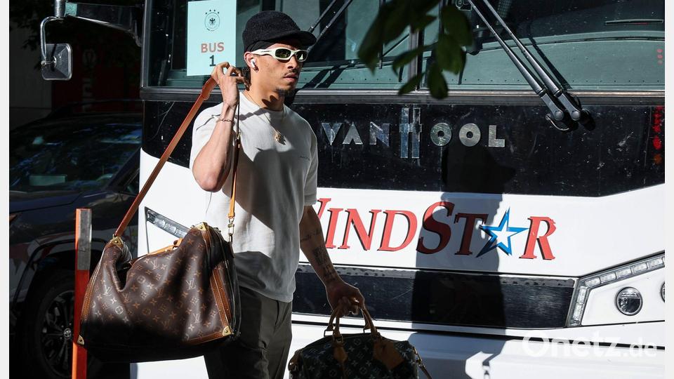 „Ein Zop-Typ“: Leroy Sané bei der Ankunft in Chicago. Bild: Christian Charisius/dpa