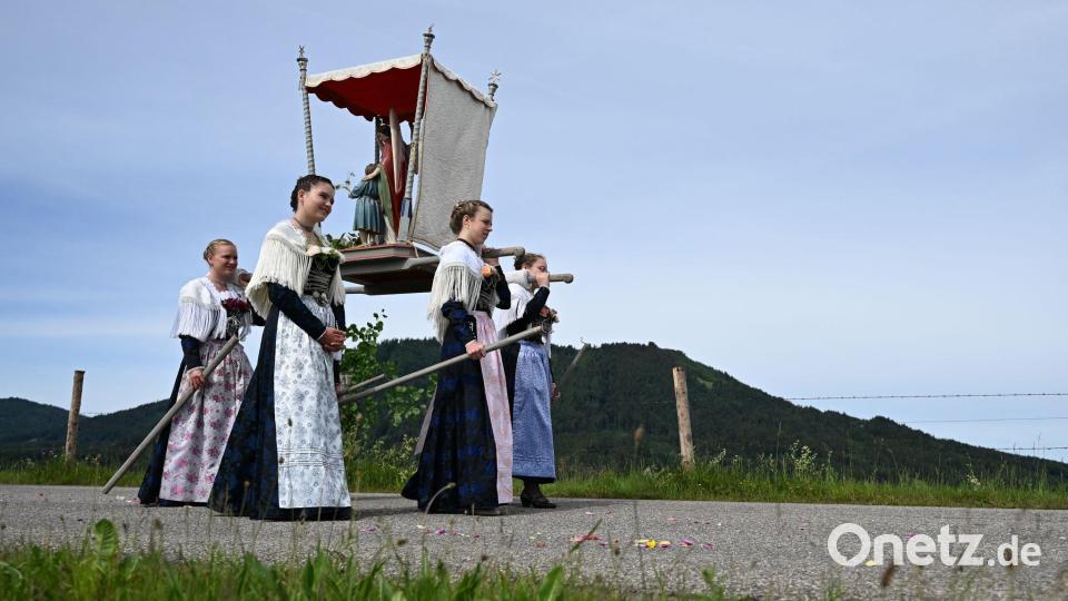 Fronleichnam in Wackersberg: Prozession mit Trachten und Altären Bild: Sven Hoppe/dpa