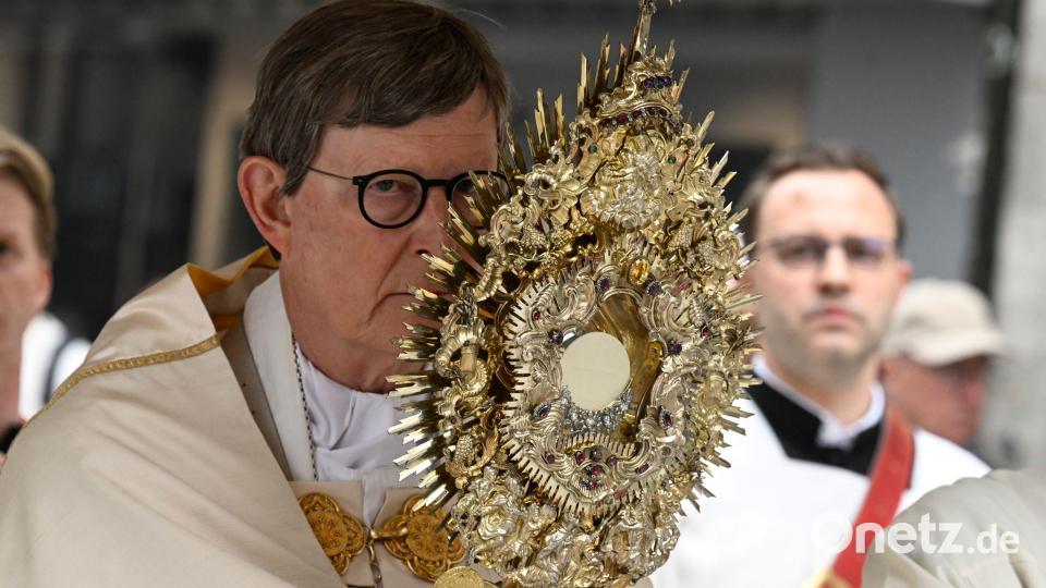 Woelki trägt Monstranz bei verkürzter Fronleichnamsprozession wegen Wetters am Kölner Dom Bild: Roberto Pfeil/dpa