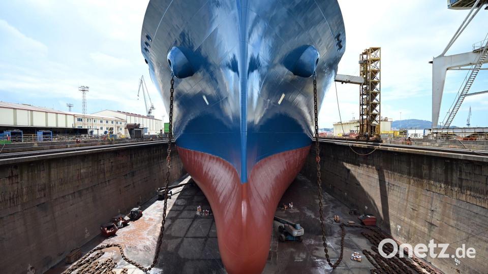 Experten rechnen damit, dass in den kommenden Jahren weltweit immer mehr Flüssigerdgas (LNG) gehandelt wird. Das Foto zeigt den Bug des LNG-Tankschiffs „Maran Gas Amorgos“, das kürzlich für eine Wartung in einem Trockendock in Spanien lag. Bild: Helge Toben/dpa
