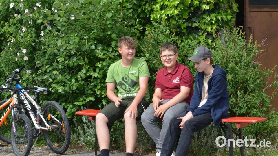 Diese drei Jungs sicherten sich zwischendurch einen Bankerlplatz, um sich auszutauschen. Bild: Elisabeth Dobmayer