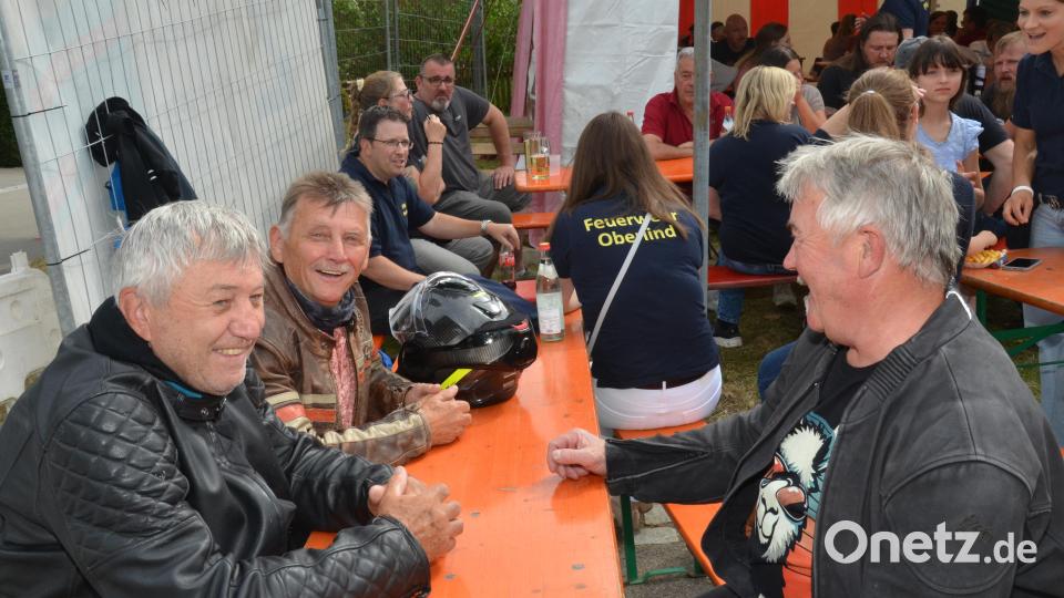 Motorradenthusiasten kehrten gerne beim Dorffest ein und ließen sich eine kühle Halbe schenken. Bild: Elisabeth Dobmayer