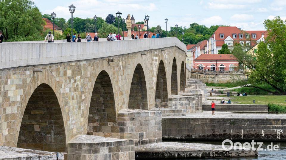 Die mittelalterliche Steinerne Brücke führt über die Donau zur Regensburger Altstadt. (Archivbild) Bild: Armin Weigel/dpa