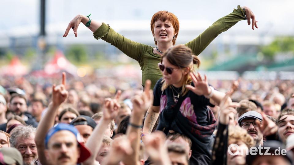 Auch die Anreise der Musikfans und der Ablauf des Open-Airs erfordert viel Logistik. Archivbild: Daniel Karmann/dpa