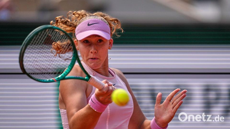 Mirra Andrejewa bei einem Vorhandschlag. Bild: Christophe Ena/AP/dpa