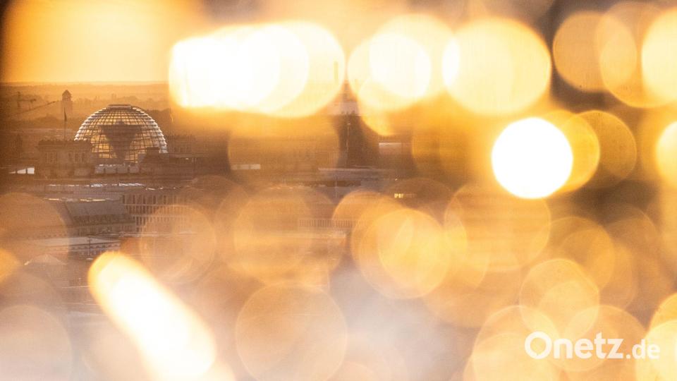 Die Kuppel des Bundestags ist im Licht der untergehenden Sonne zu sehen. Bild: Sebastian Gollnow/dpa