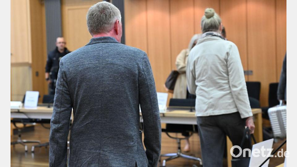 Zum Prozessauftakt vor dem Landgericht Braunschweig benötigte der Staatsanwalt zwei Stunden für die Verlesung der Vorwürfe. Bild: Julian Stratenschulte/dpa