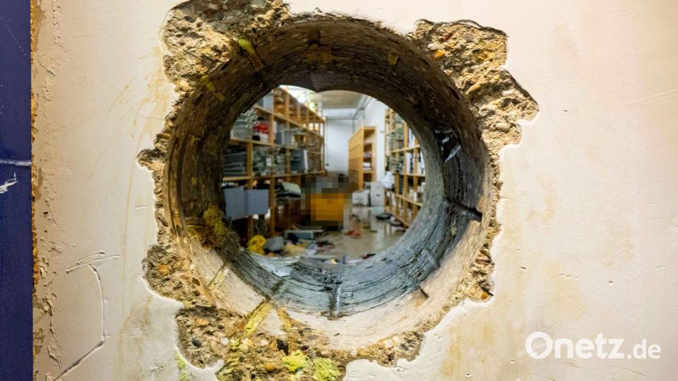 Das Loch in der Wand des Tresorraums. Auf diesem Weg stahlen Unbekannte Millionen aus mehr als 3.000 Schließfächern. (Handoutfoto) Bild: Polizei Gelsenkirchen/dpa