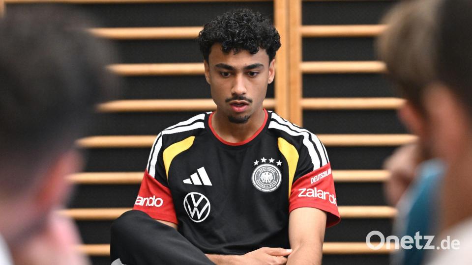 Nathaniel Brown spricht bei einer Medienrunde im DFB-Trainingslager. (Archivbild) Bild: Federico Gambarini/dpa