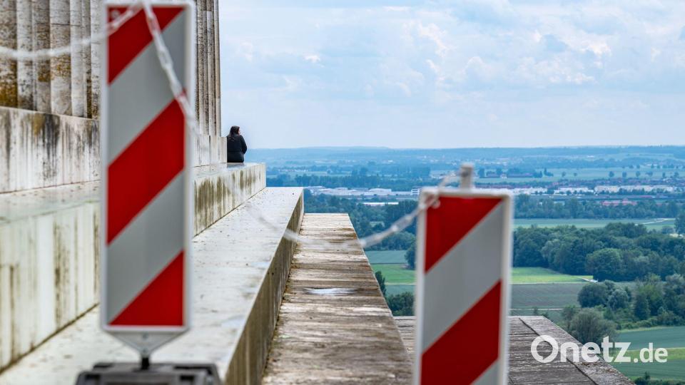 An den provisorischen Absperrungen gibt es viel Kritik. Bild: Armin Weigel/dpa