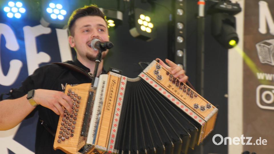 Marcel Benker aus dem fränkischen Himmelkron heizt zum Festauftakt mächtig ein. Bild: Konrad Rosner