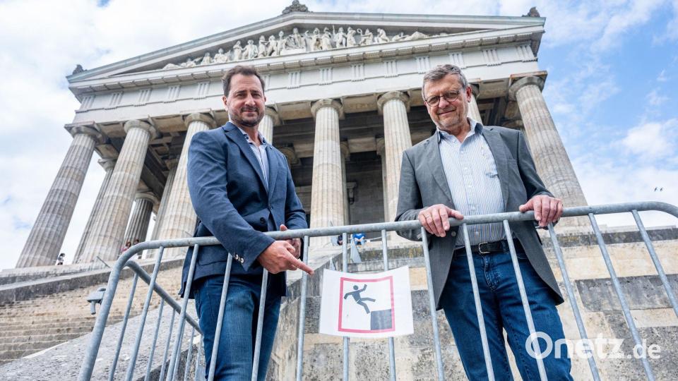 Wolfgang Vogel (l), erster Bürgermeister von Donaustauf, und sein Stellvertreter Johann Sauerer stehen an einer Absperrung vor der Walhalla nahe Regensburg. Geländer „müssen zum Bauwerk passen“, meint Vogel. Bild: Armin Weigel/dpa