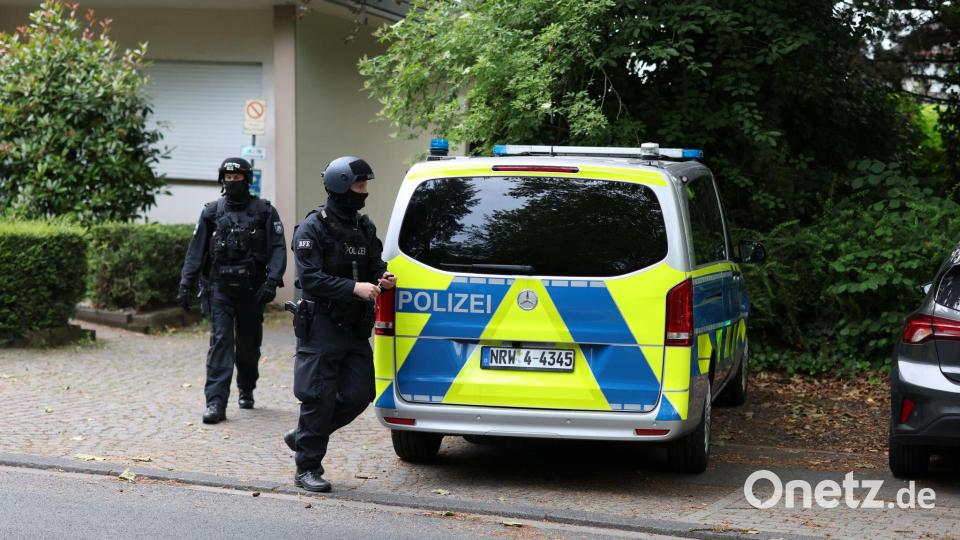 Die Polizei ist am frühen Morgen in Leverkusen im Einsatz. Bild: Christoph Reichwein/dpa